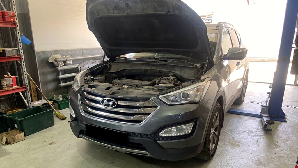 Hyundai Santa Fe готовится к ремонту в автосервисе